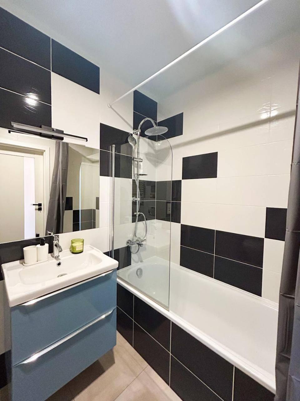 Lumina Luxury 3-Rooms Apartments With Parking 우치 외부 사진