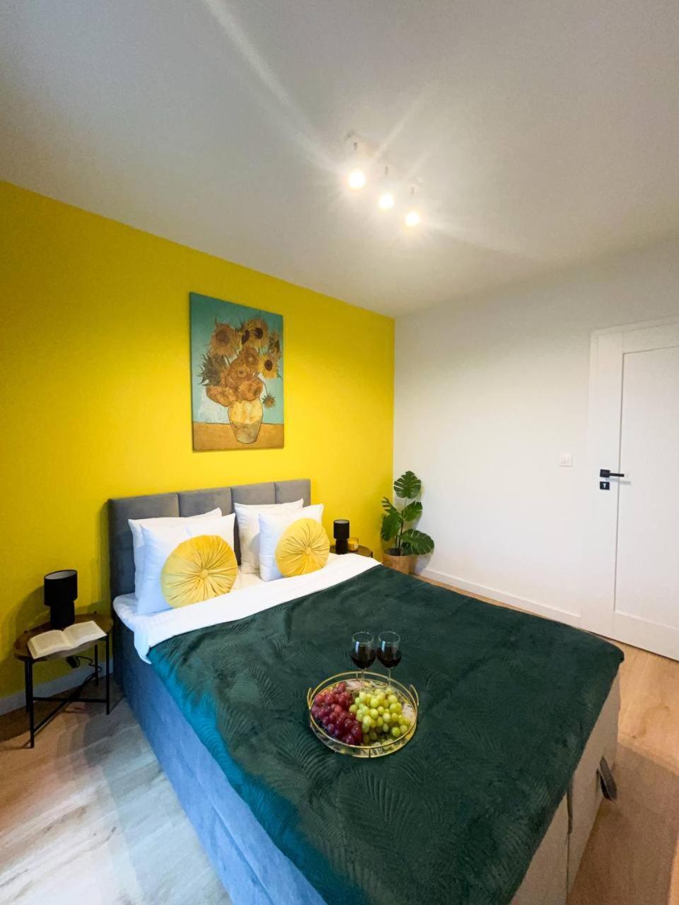 Lumina Luxury 3-Rooms Apartments With Parking 우치 외부 사진